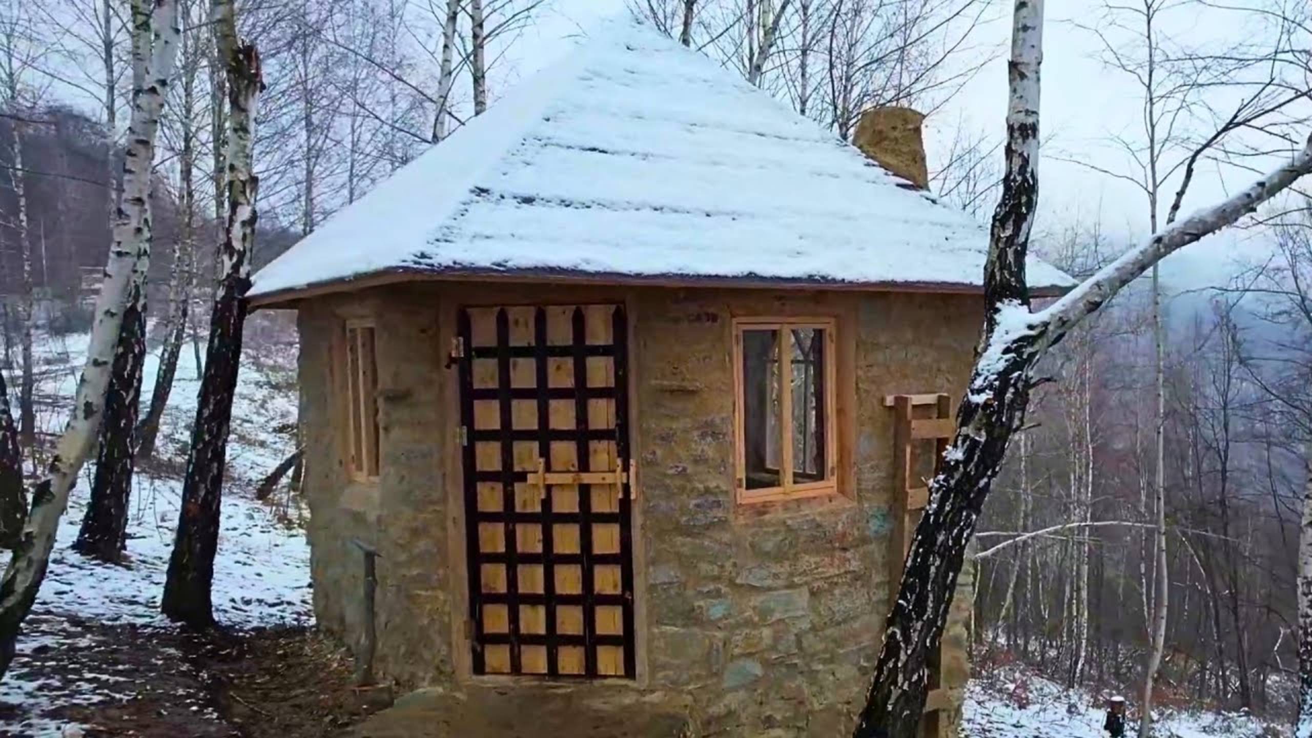 МАСТЕР строит дом в форме башни в лесу!