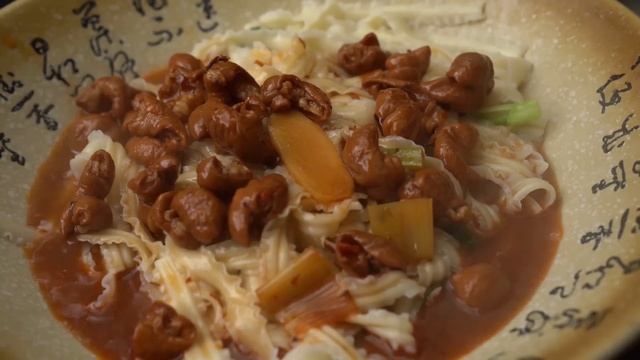 3斤肥腸，二弟做“肥腸面”，香辣勁道，吸溜一大口，滿嘴爆香！ 【鐵鍋視頻】