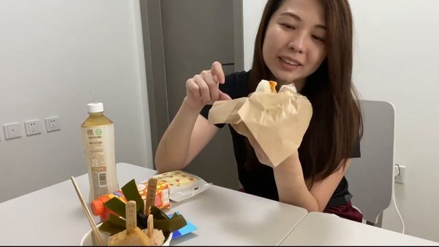 Singaporean visits a Shanghai FamilyMart (Pt. 1) смотреть онлайн