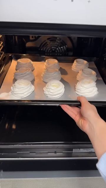 Идеально к новогоднему столу  #рецепты #кондитер #павлова #меренговыйторт #меренговыйрулет