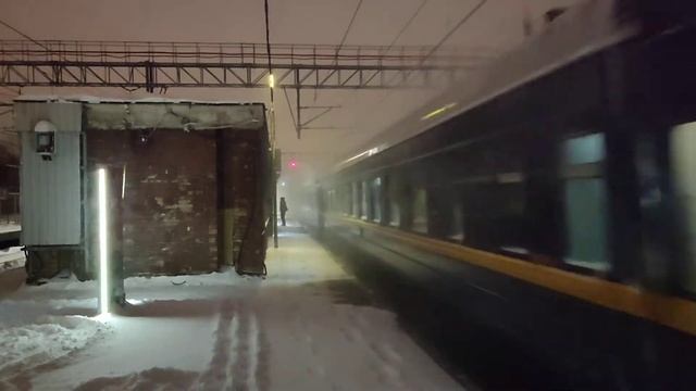 Электровоз ЭП2К - ??? несётся с поездом Москва - Петрозаводск смотреть онлайн