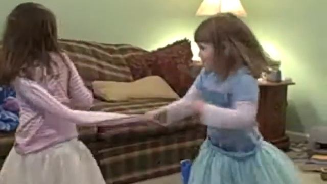 Katie and Lindsay sing "Bungalow Bill" смотреть онлайн