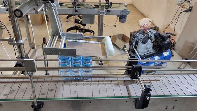 Наклеивание этикетки c куар кодом на бутылку - EtiKon.ru смотреть онлайн