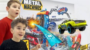 Лев и Глеб собирают гигантский трек с машинками Metal Machines