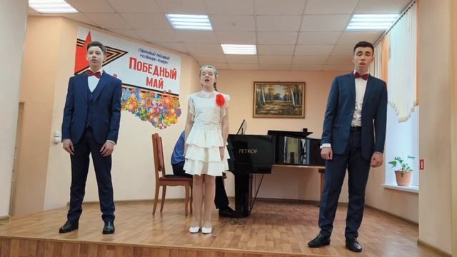 "О чем мечтают дети" Я. Дубравин, В. Гин. Вокальное трио "Огонëк" смотреть онлайн