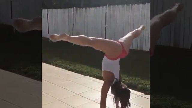 как Вам такой шпагат?)))Красивые попы)) шикарные фигуры на любой вкус))) заходи и залипай))) смотреть онлайн