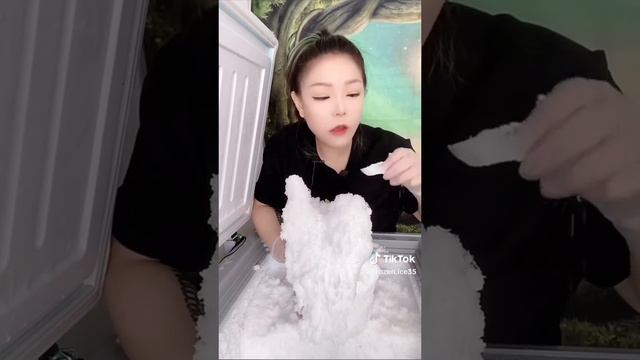 азиатка поедает сосульки с снегом из морозилки! смотреть онлайн