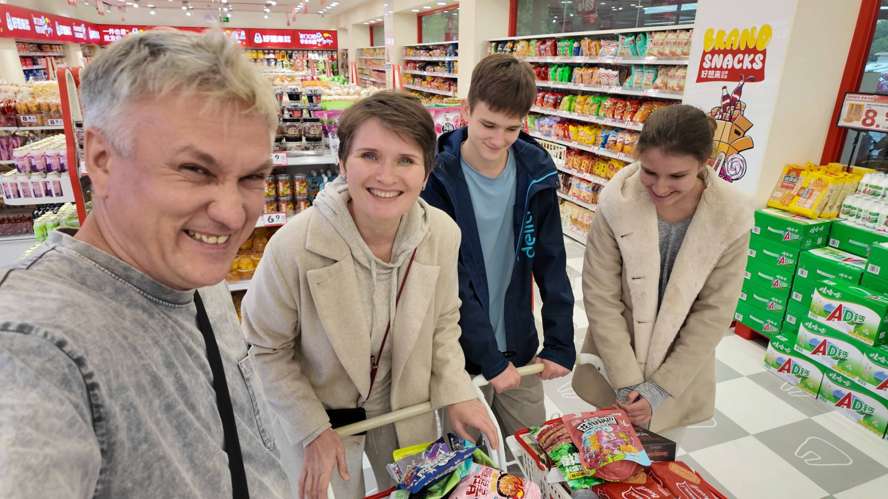 Магазин снеков в Китае. Мясные конфеты и вегетарианские кишки смотреть онлайн