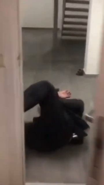 Funny door slams on face 😂 смотреть онлайн