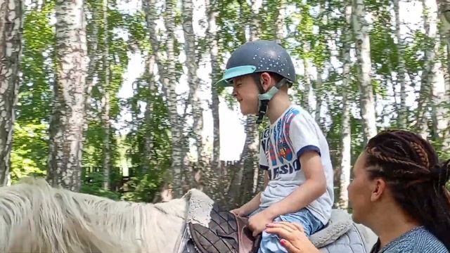 Иппотерапия у Дениса. 7 лет. Губернаторский грант. Челябинск. Добрая лошадка смотреть онлайн