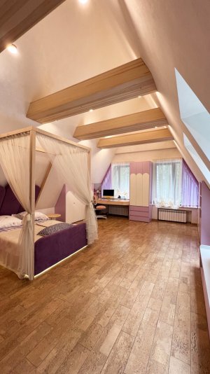 Полный обзор комнаты для девочки на мансардном этаже