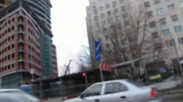 Трактор - бульдозер Bobcat толкает тумбу смотреть онлайн