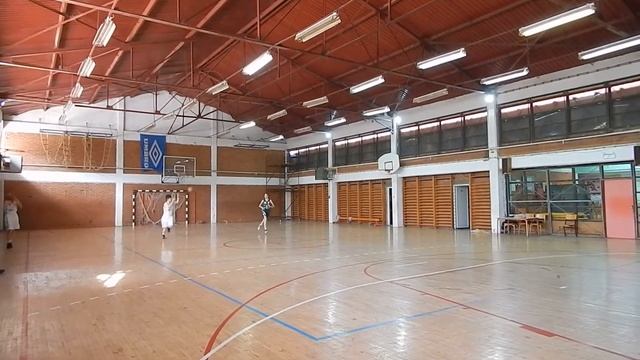 Додавање и фаќање на топка во движење со поблиска рака смотреть онлайн
