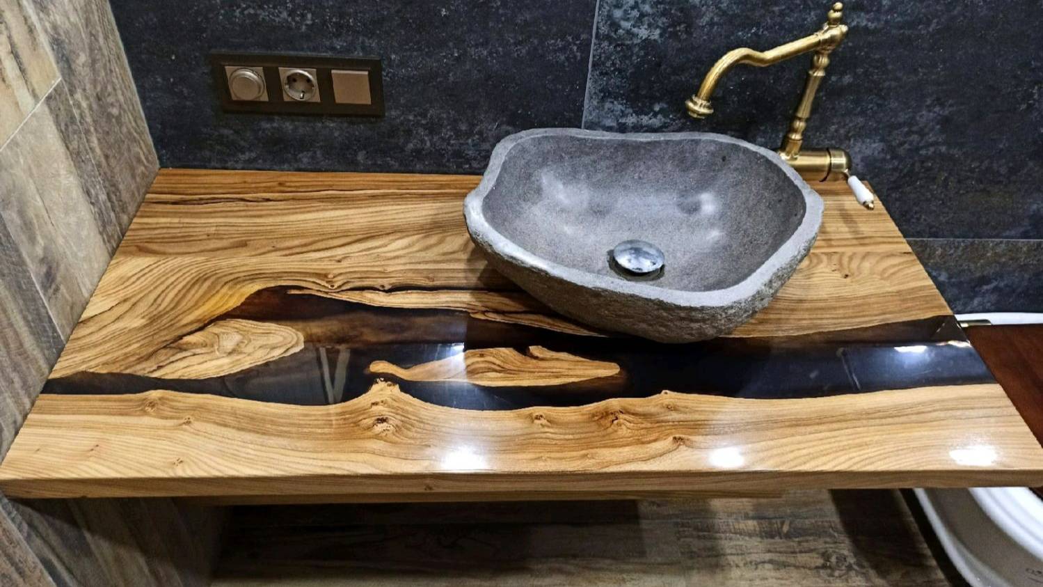 заливаем каповый карагач эпоксидной смолой, изготовление столешницы в ванную комнату. смотреть онлайн