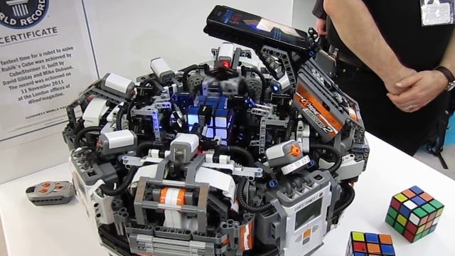 Rubik's dice solved by Lego Mindstorms at Embedded World Exhibition 2012 in Nürnberg смотреть онлайн