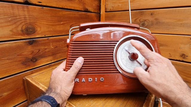TRC Vintage Looking Radio Receiver from 1986 | TRC is German Brand but their product are Chinese смотреть онлайн