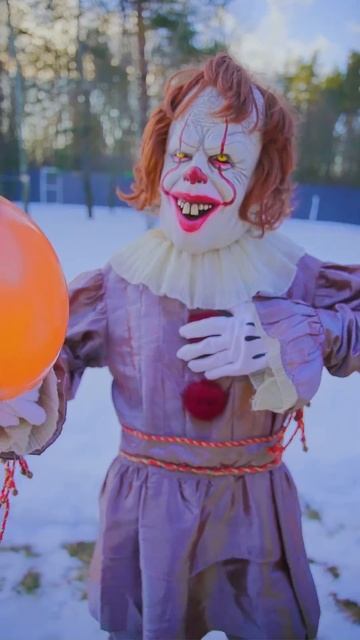 My neighbor is a scary clown! Queen Never Cry #funny #sigma #family смотреть онлайн