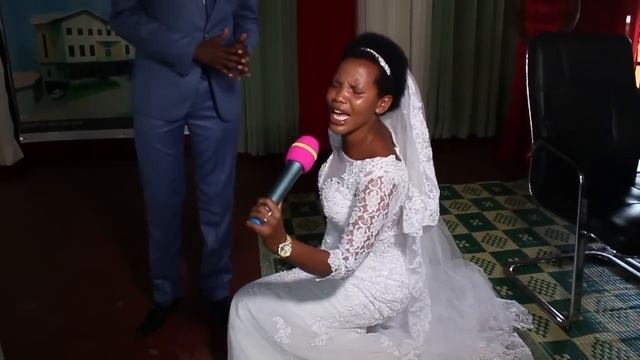 Umuhanzikazi Olive yarijije abantu mu bukwe bwe ! смотреть онлайн