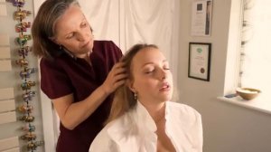 Женский массаж головы и шейного отдела