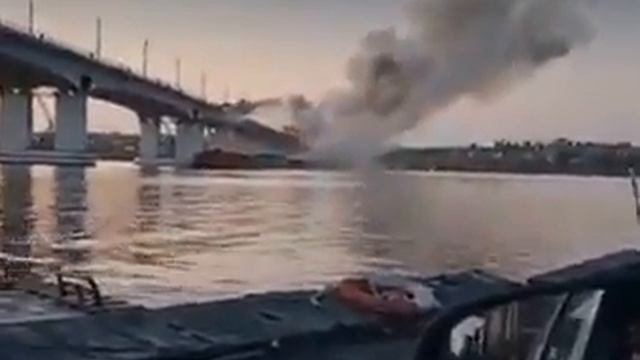 Удар по Антоновскому Мосту.Вид с Баржи. смотреть онлайн
