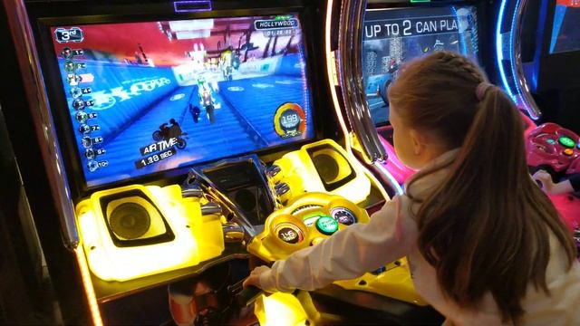 ТРЦ "Муссон" Ребенок на мотоцикле. Муссония. смотреть онлайн