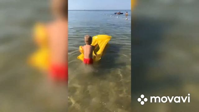 Дети плавают в море. Отпуск 2020.