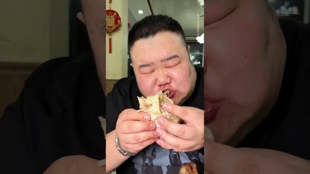 【大胃王挑戰】挑戰吃哈爾濱饅頭自助！一口氣吃40個塞得滿嘴都是，搭配臭豆腐醬汁意外的好吃？ ｜ Food Challenge【櫻木花胖】 смотреть онлайн