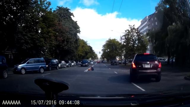 Ребенок за мячом...не глядя...на дорогу... смотреть онлайн