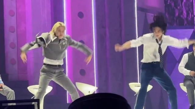 Hyunjin & Felix "Baggy Jeans" Cover | 240329 SKZ MAGIC SCHOOL FANMEETING смотреть онлайн