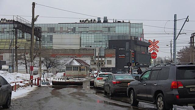 Railway. Russian Railway Crossing. Moscow. Wait a minute/Железнодорожный переезд. Подождем мою маму смотреть онлайн