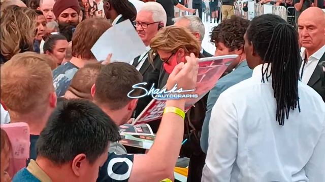Brad Pitt Signing Autographs at BULLET TRAIN Red Carpet London film Premiere #Bradpitt смотреть онлайн