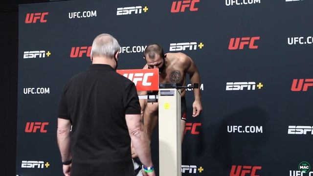 UFC Vegas 20: Jairzinho Rozenstruik vs. Ciryl Gane Official Weigh-Ins смотреть онлайн