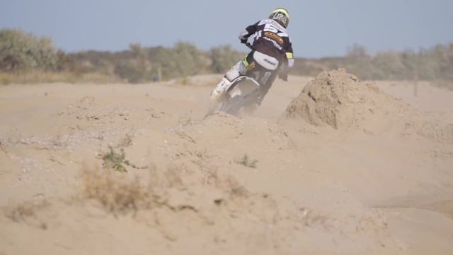Factory Husqvarna racer Billy Bolt shreds the deep sand! смотреть онлайн