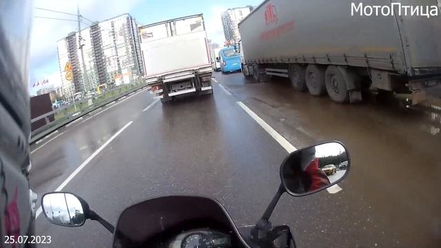 Поскользнулась на мотоцикле проезжая через шланг, который откачивал знакомую лужу - 25.07.2023 смотреть онлайн
