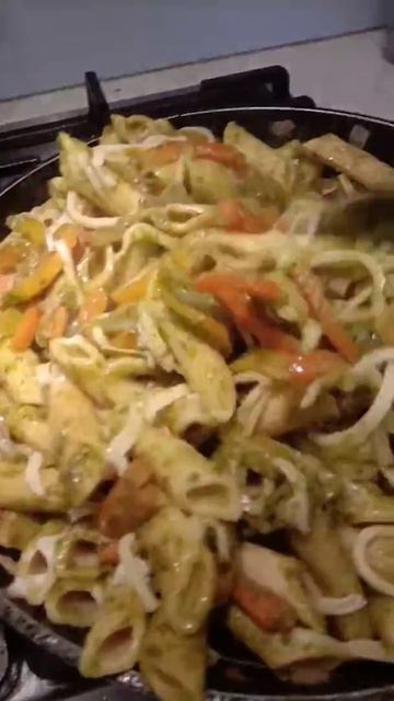 Pasta 🍝 sizzled with carrots, Capsicum, Cheddar 🧀,Kale 🥬 paste,thyme with shezwan n vinegar sauce смотреть онлайн