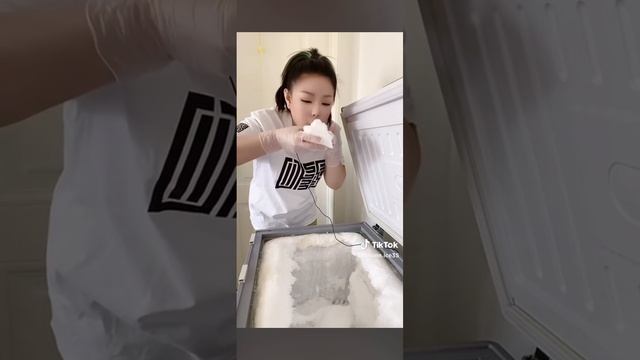 жёсткая наледь из морозилки съедается азиаткой! смотреть онлайн