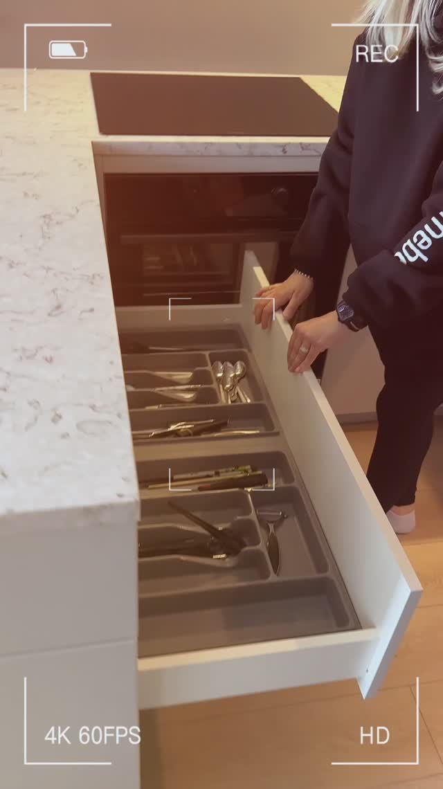 Кухня с фасадами эмаль и экомембраны, столешница кварц. Фишка - удобный раскладной стол!