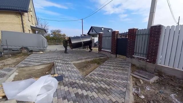 В нашем районе включили воду. Петру с Еленой установили перила на террасе. смотреть онлайн