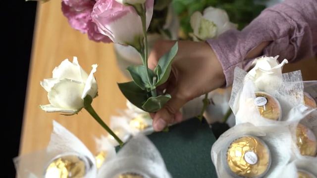 Basket Bouquet ferrero rocher + flowers deco by Mira_SurpriseGombak смотреть онлайн