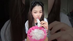 грызёт сосульки со снегом, асмр вкусный лёд