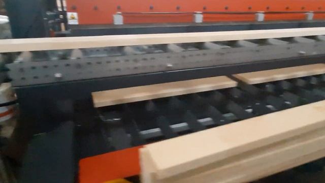 Загрузка рабочего стола пресса Sormec2000 заготовками для производства щита из массива смотреть онлайн