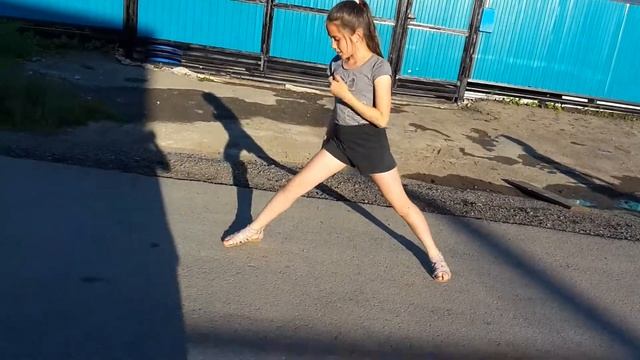 Учим вас делать :рандат, шпагат и колесо.Мини представление . смотреть онлайн