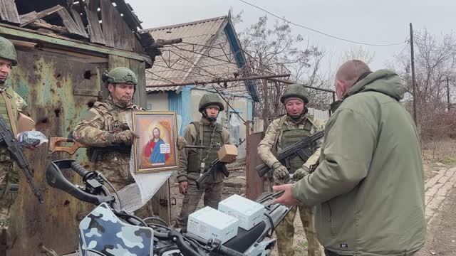 Кто где, а мы на раздаче спорттоваров Март 2025 смотреть онлайн