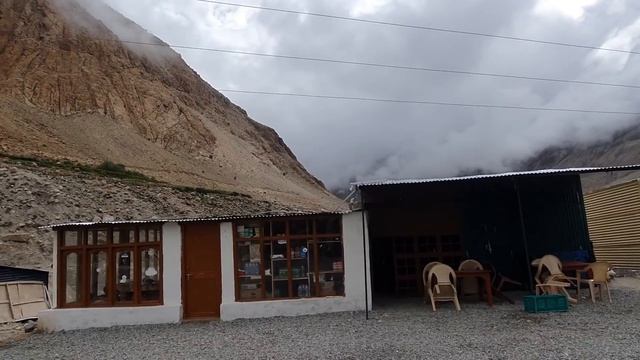 A Halt Between Khardung La Pass & North Pullu смотреть онлайн