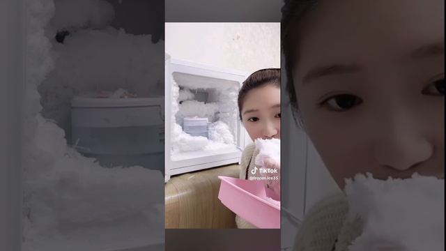 азиатка аппетитно есть хрустящий снег из своей морозилки! смотреть онлайн