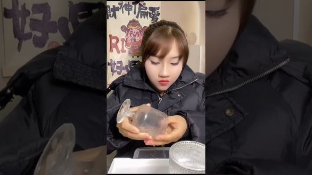 кореянка грызёт тонкий лёд с водою! смотреть онлайн