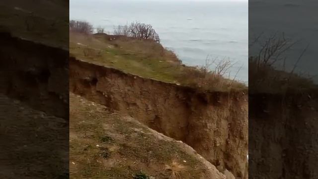 В Новороссийске произошел крупный обвал земли смотреть онлайн