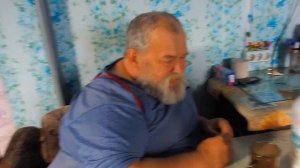 Пенсионера которого прогнали из дома жена и сын вернули назад и теперь не дают еиу кушать и продукты