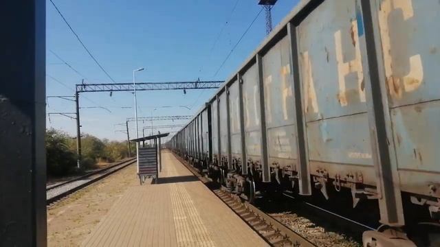 Ура! Электровоз 2ЭС5 004 с грузовым поездом. смотреть онлайн