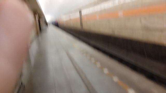 Поезд (Аквариум 81-717.5 714.5)отправляется со станции Спасская в оборотный тупик